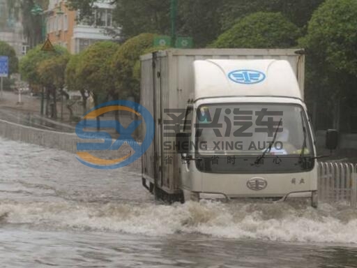 大风雷暴极端天气下 如何安全行车