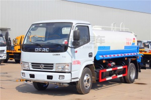 东风多利卡5吨洒水车