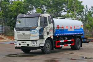 解放15吨洒水车