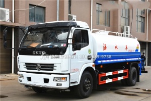 东风大多利卡8吨环卫洒水车